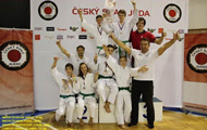 úspěšní mladí judisté týmu SKKP Brno se svými trenéry
